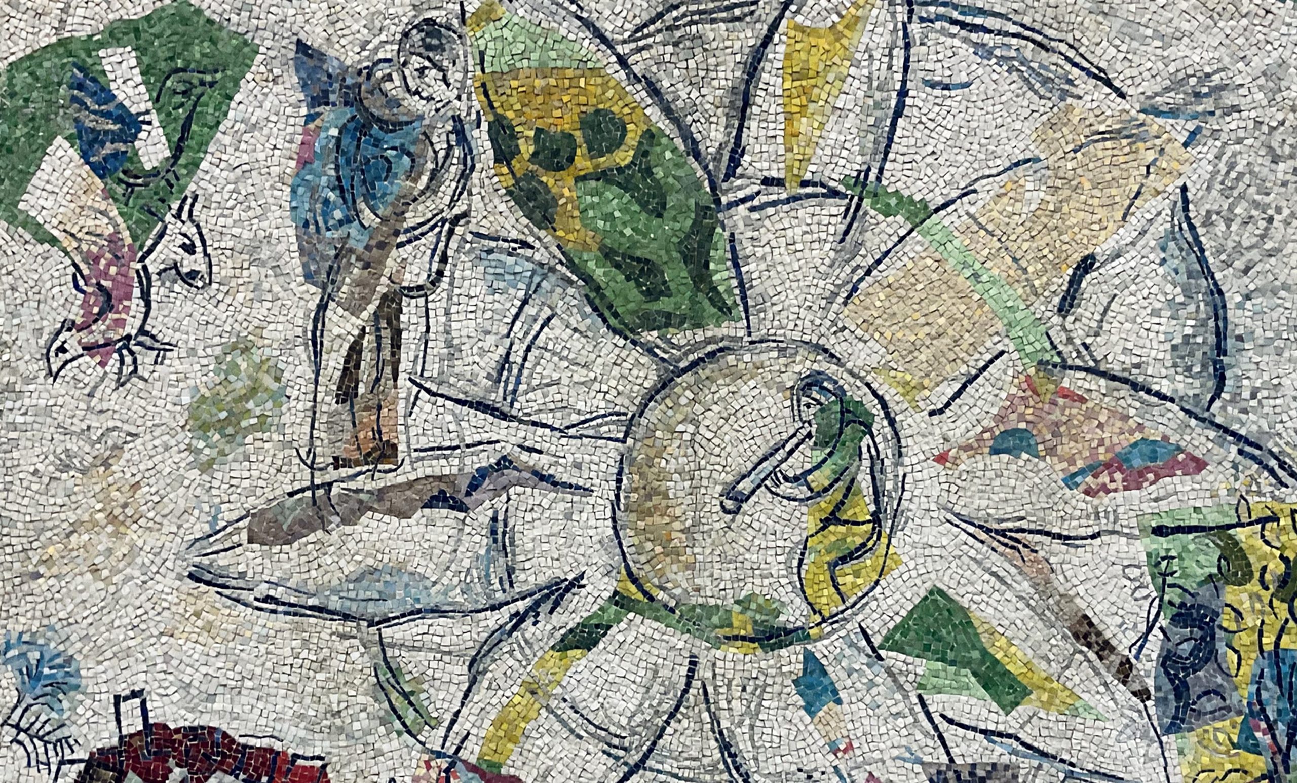 particolare del mosaico "Le grand Soleil" di Marc Chagall