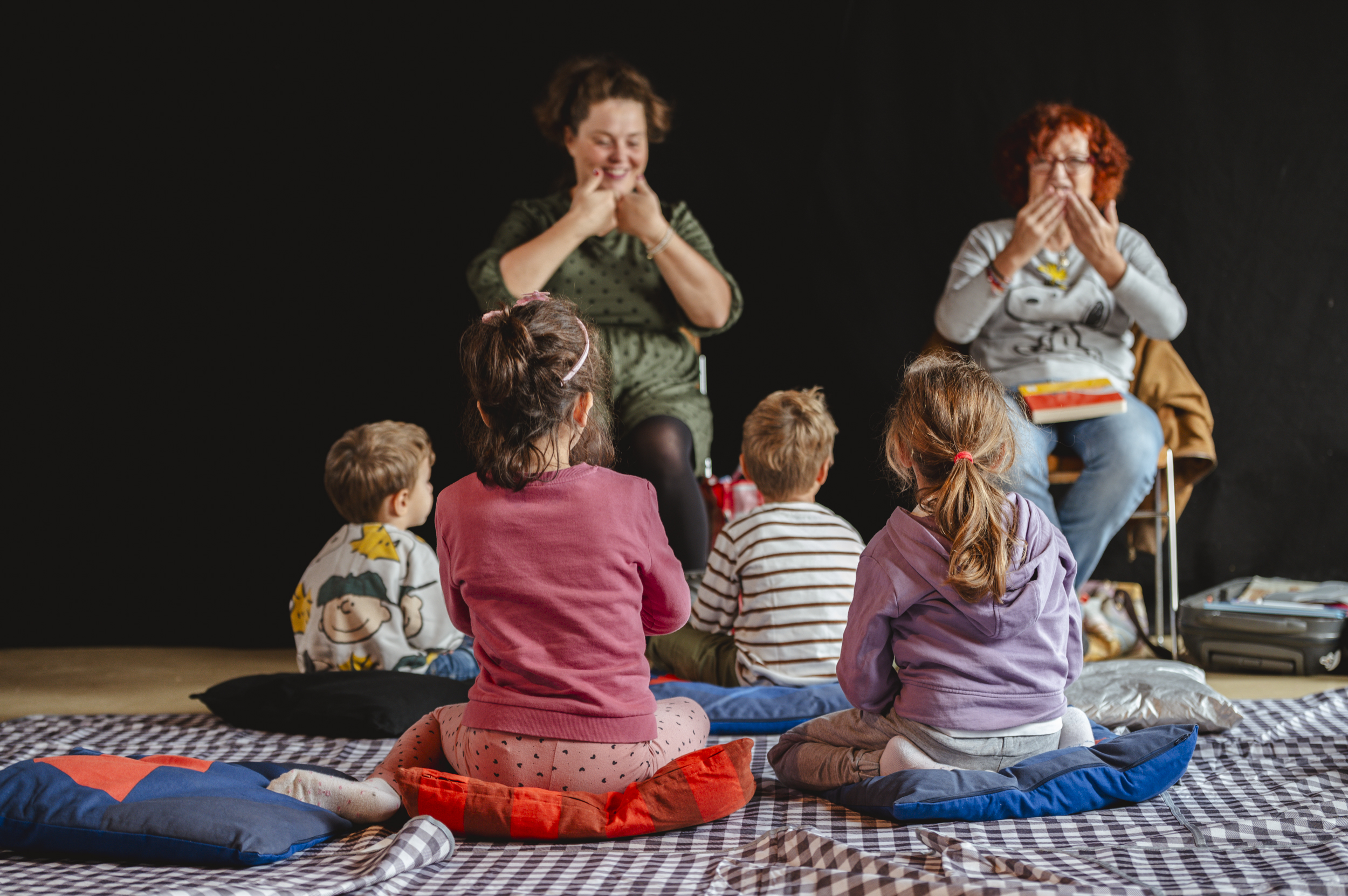 foto delle letture ad alta voce con bambini e operatrici