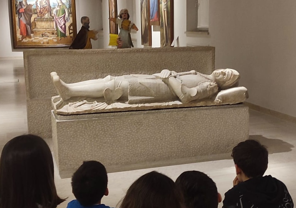 photos of children in the exhibition rooms during the guided tour of ‘Anima l'opera’.