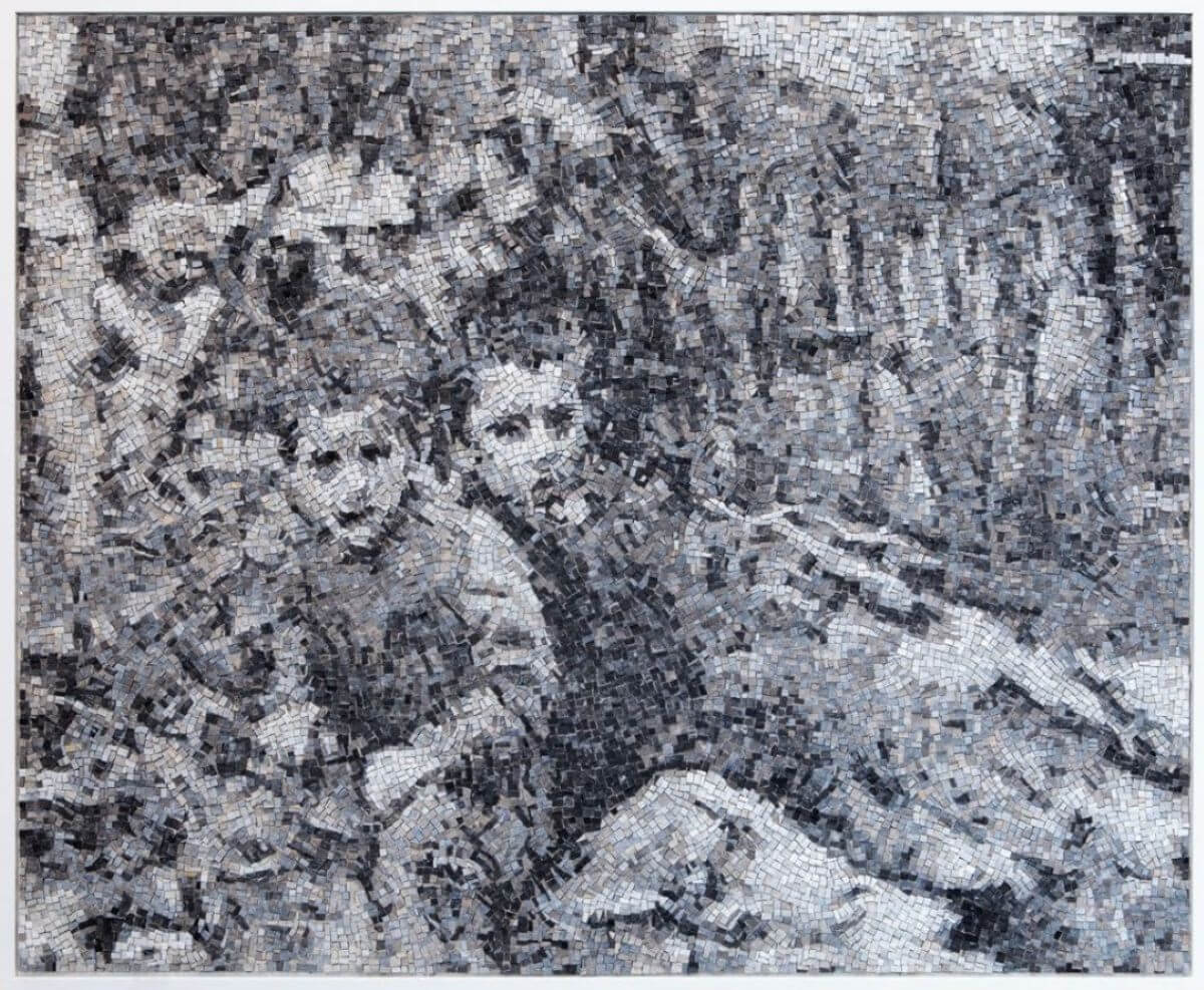 Foto di un mosaico in bianco e nero che rappresenta due bambini in un paesaggio indefinito.