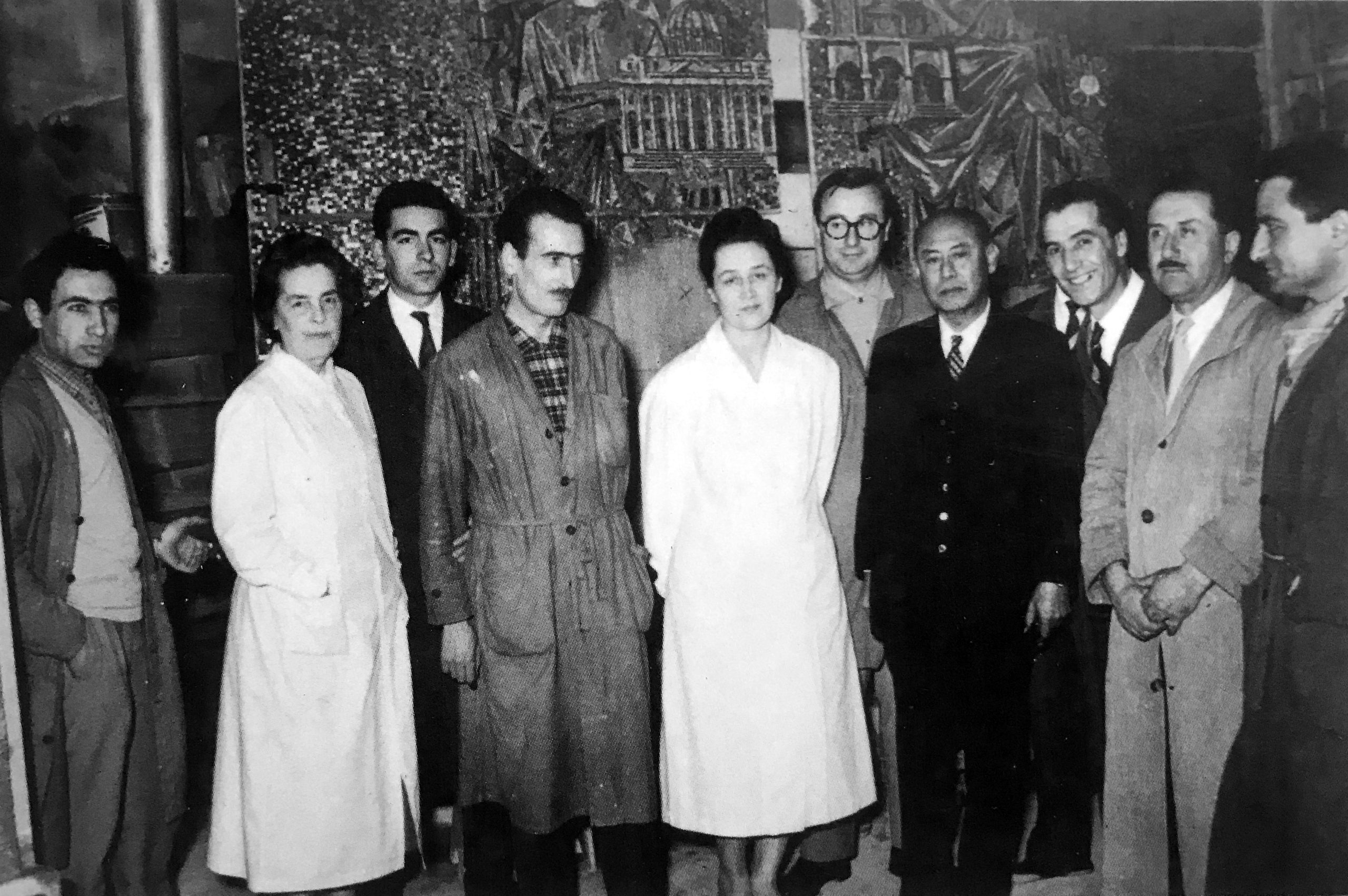 fotografia in bianco e nero dl gruppo mosaicisti di Ravenna