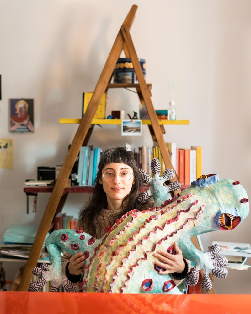 l'artista Marta Tasselli con una sua creazione