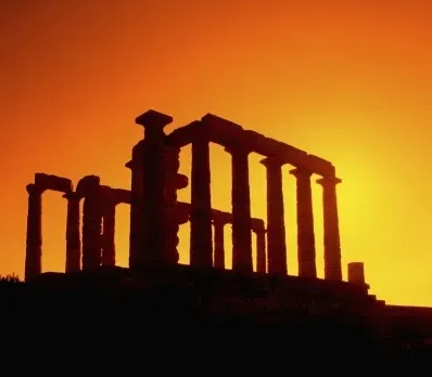 foto di un tramonto con un tempio classico