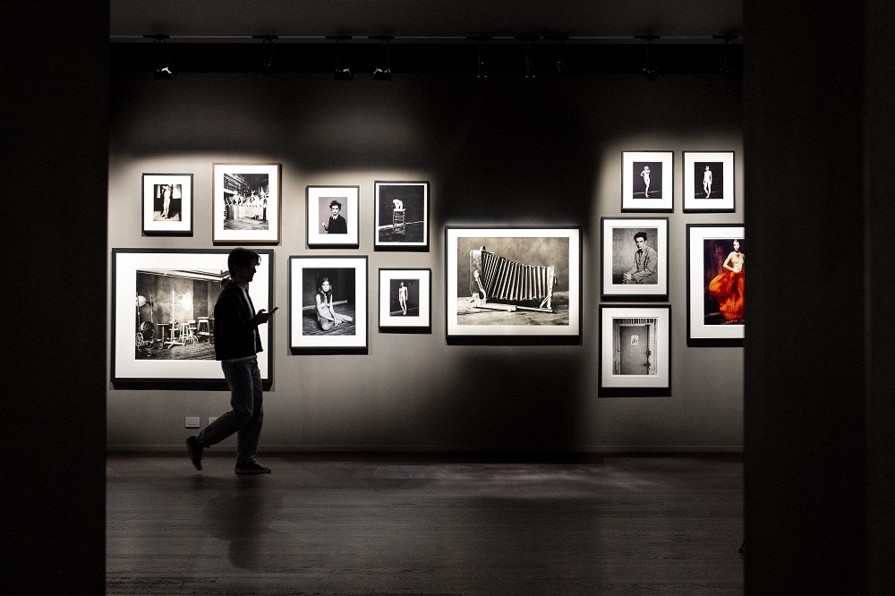 Galleria Paolo Roversi al MAR con visitatore, foto di Alessandro Levati