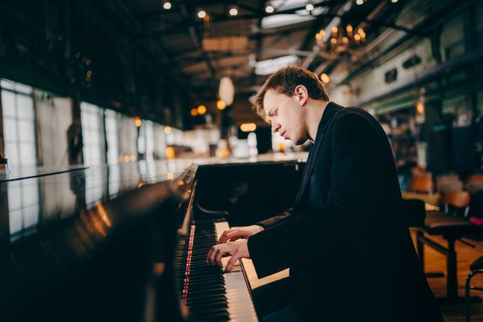 foto di filippo Gorini mentre suona il pianoforte