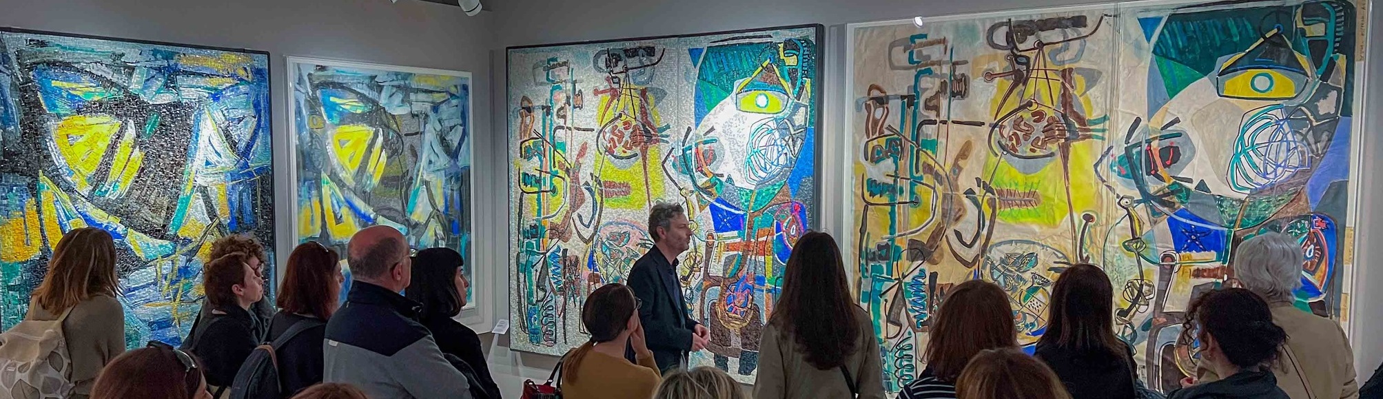 visita guidata alla Collezione di Mosaici contemporanei: tanti visitatori nella sala