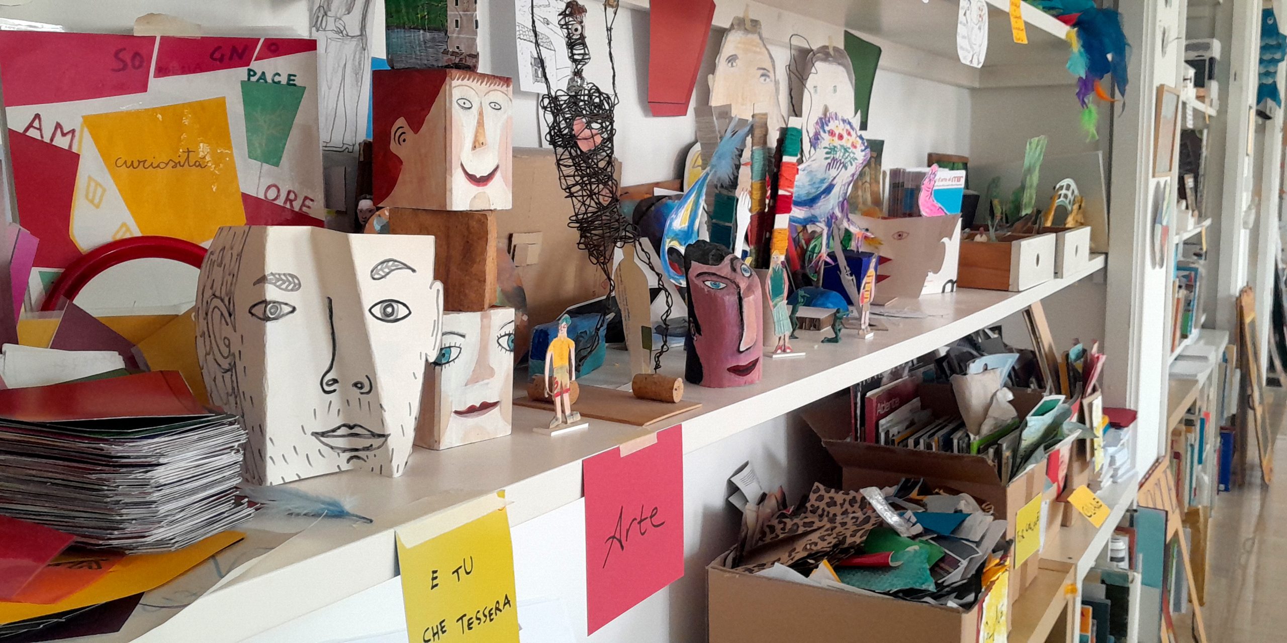 foto del atelier del MAR con creazioni fatte dai bambini