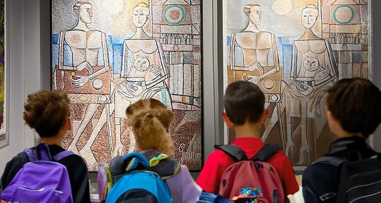 Foto di 4 bambini davanti al cartone e al mosaico di Gentilini