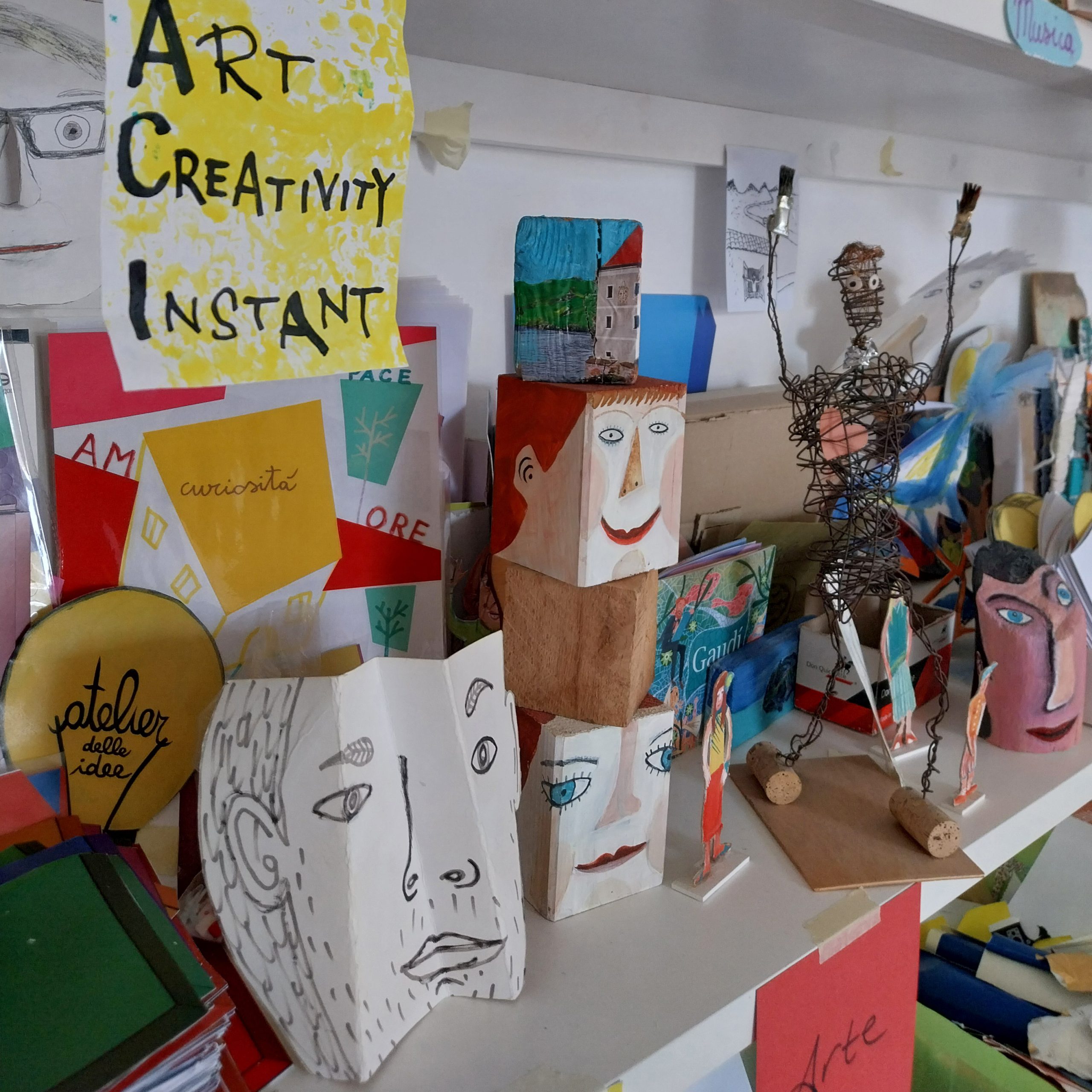 Foto di uno scorcio dell'aterlier con disegni e sculture di carta.