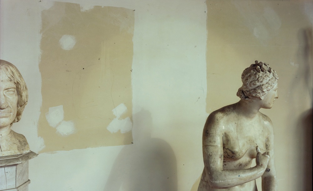 fotografia di Guido Guidi che ritrae due gessi che raffigurano un a venere e un ritratto di uomo